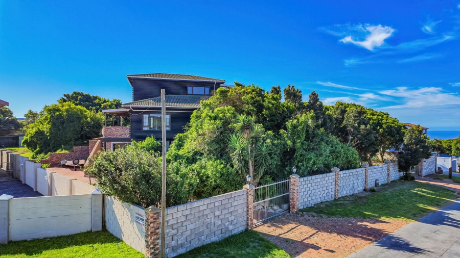 5 Bedroom Property for Sale in Lovemore Park Eastern Cape
